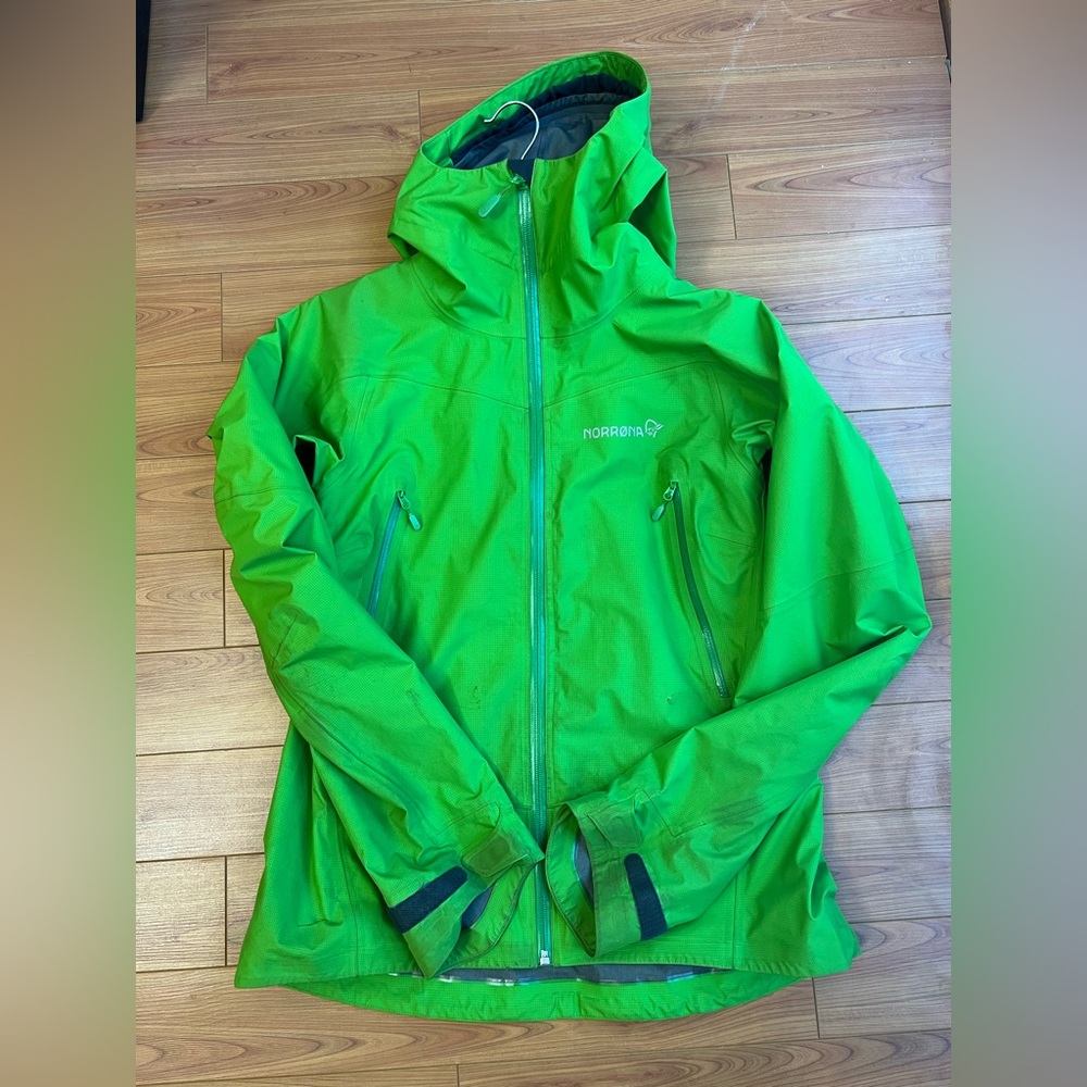 Women’s Norrona falketind Gore-Tex jacket, size Medium in Bamboo Green